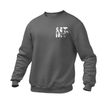 Charger l&#39;image dans la galerie, Crewneck charcoal pour Homme avec imprimé MT blanc
